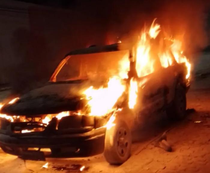 Carro é incendiado na via local da BR-104, em Caruaru
