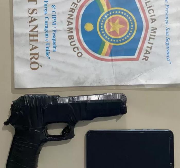 Assaltante é preso com celular roubado e simulacro de pistola em Sanharó