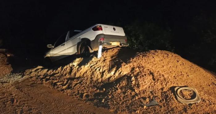 Motorista morre em acidente na PE-360, no Sertão, após colidir em monte de terra