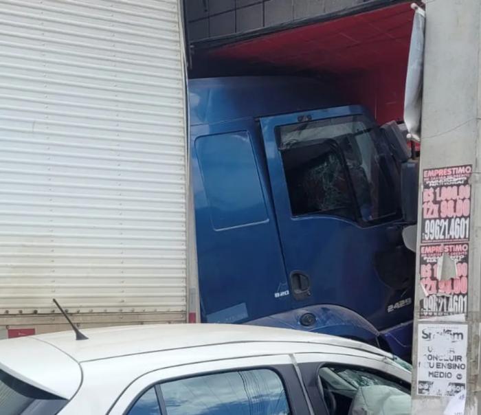 Duas pessoas morrem após caminhão desgovernado atingir veículos e estabelecimento em São Caetano