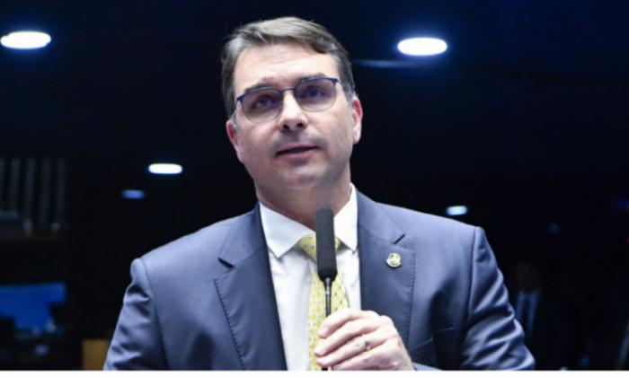 Flávio aposta em candidatura de Bolsonaro à presidência em 2026: ‘Se Deus quiser’