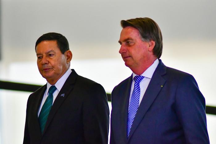 ‘Eleitorado que Bolsonaro criou continua vivo’, diz Mourão sobre volta de ex-presidente