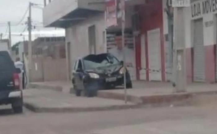 Carro bate em cavalo e motorista morre na cidade de Petrolina, no Sertão