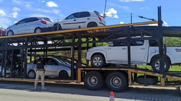 Durante uma fiscalização, PRF recupera carro roubado em Serra Talhada