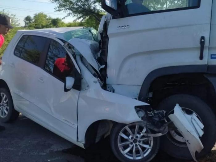 Grave acidente: Carro bate em caminhão e motorista morre na BR-232 em Arcoverde, no Sertão