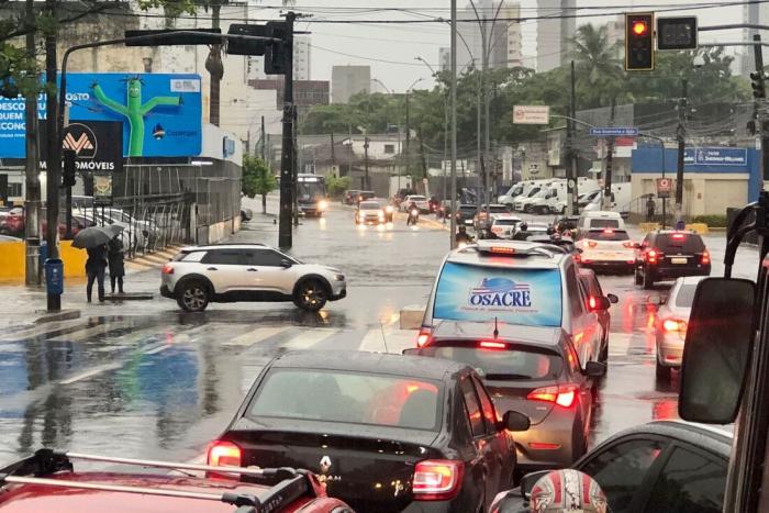 Chuva forte provoca pontos de alagamento pela Região Metropolitana do Recife