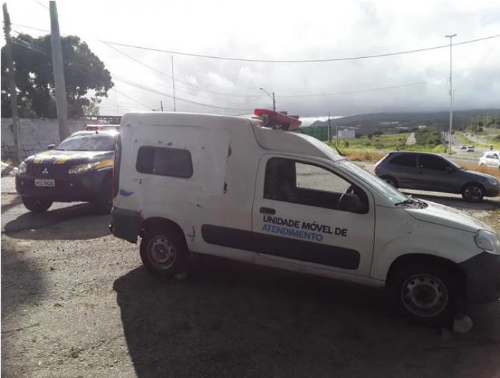 Ambulância de Petrolina com 110 multas em aberto é retida pela PRF na BR-232 em Sairé