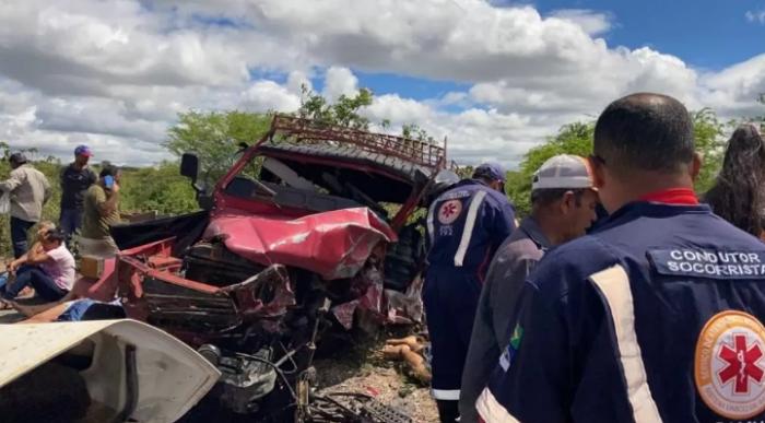 Colisão deixa três pessoas mortas e quinze feridos na PE-160 em Santa Cruz do Capibaribe