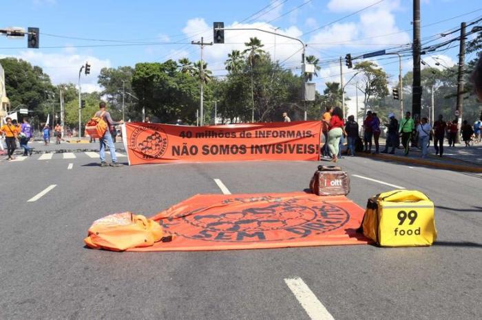 Protesto de entregadores por aplicativo bloqueia trânsito no Centro do Recife