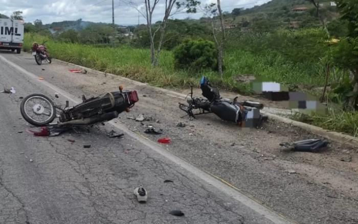Motociclistas morrem após colisão na BR-104, em Caruaru, no Agreste
