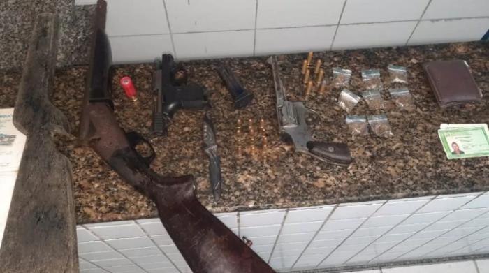 Elementos foram presos com armas e drogas, em Recife