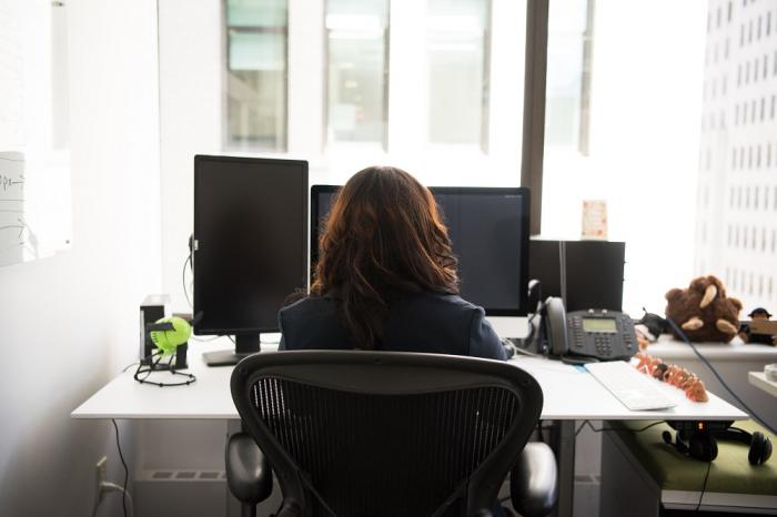 Quase metade das mulheres já sofreu assédio sexual no trabalho, diz pesquisa