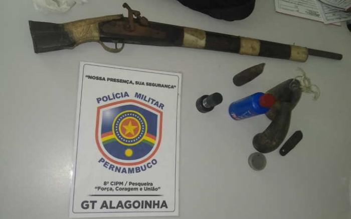 A polícia apreende arma artesanal do tipo soca-soca em Alagoinha, no Agreste